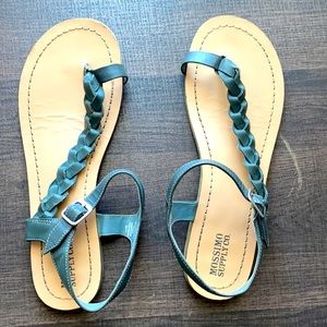 Size 8.5 Mossimo army green sandals